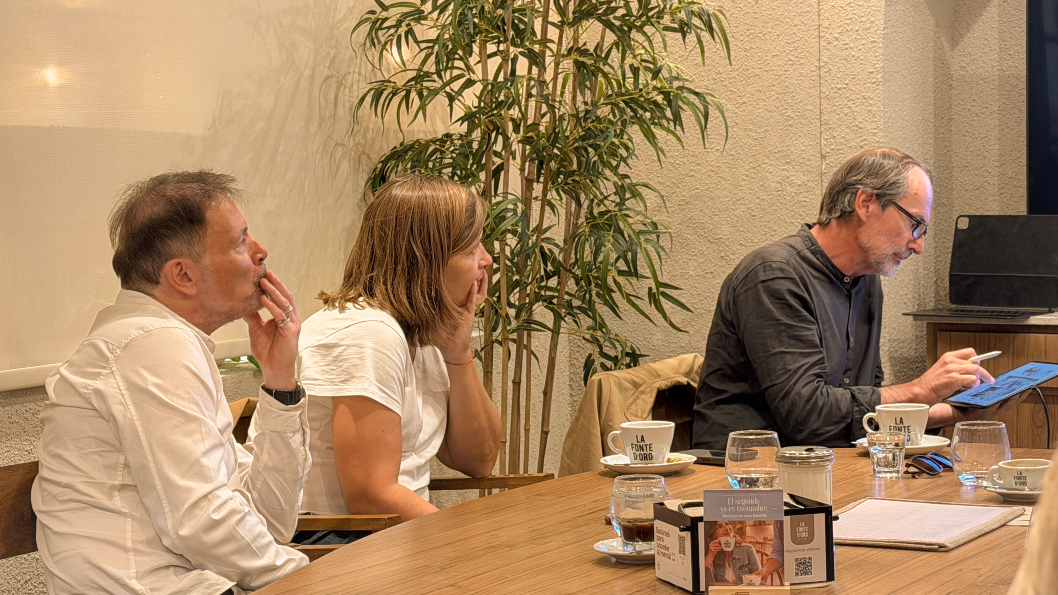 Profesionales del equipo Ariston trabajando en los detalles del proyecto